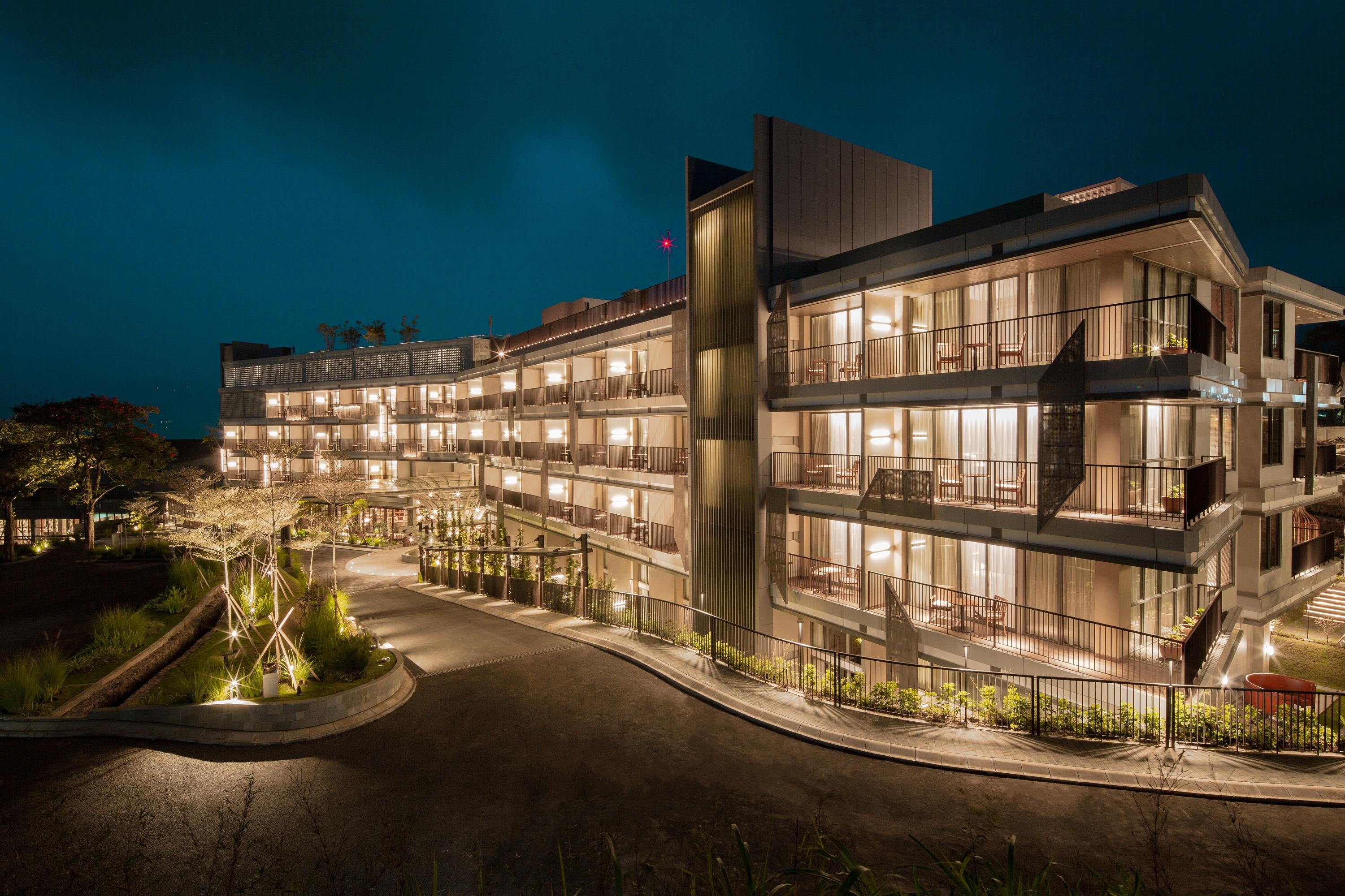 The Botanica Sanctuary Hotel Пунсак Екстериор снимка The hotel at night
