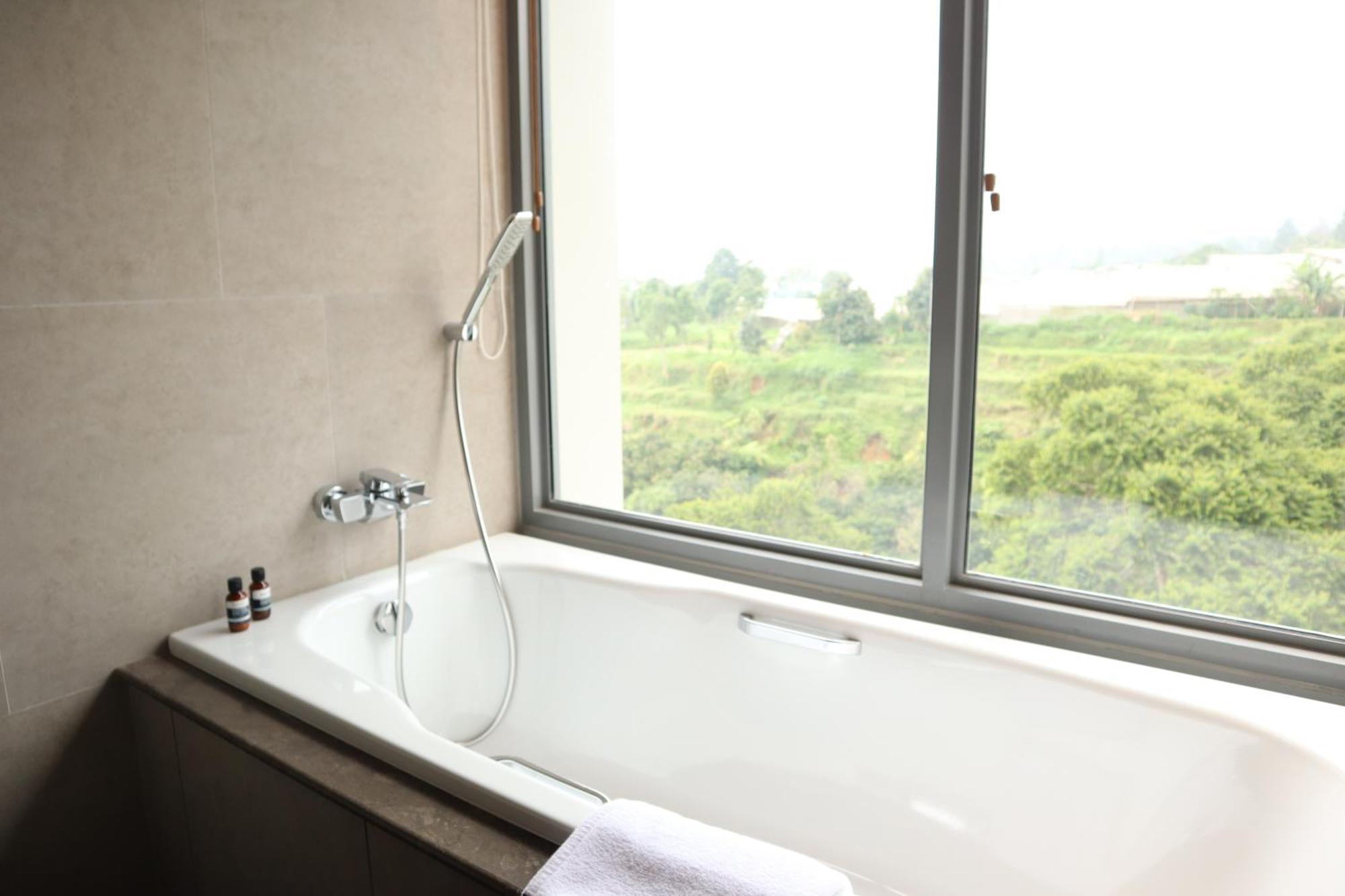 The Botanica Sanctuary Hotel Пунсак Стая снимка A bathtub