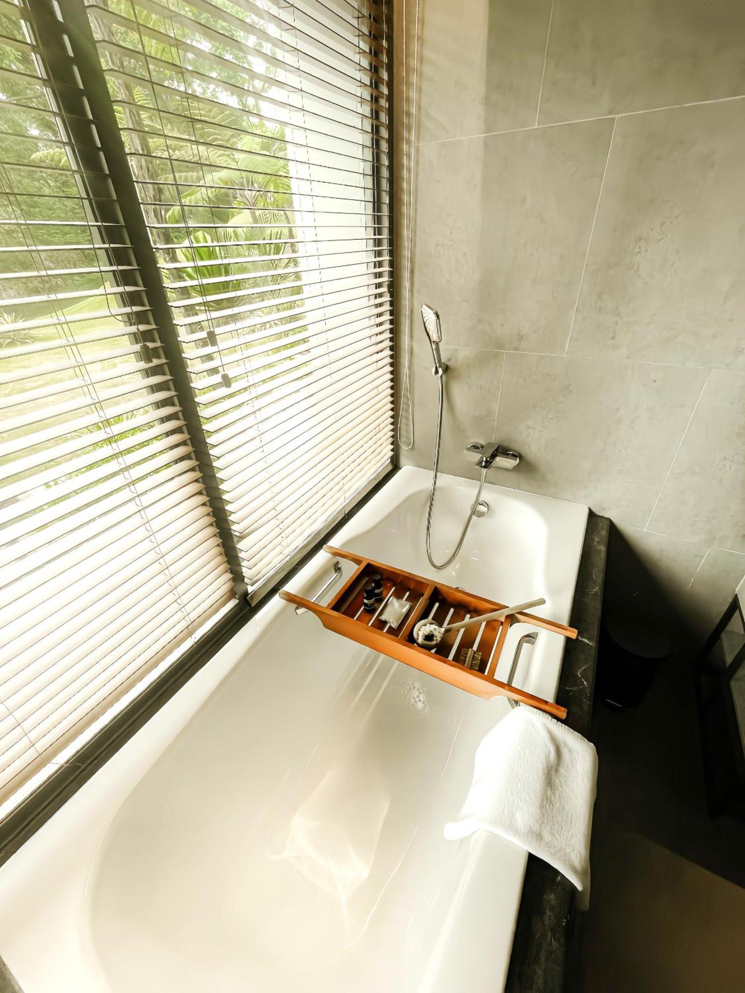 The Botanica Sanctuary Hotel Пунсак Стая снимка A bathtub with a shower