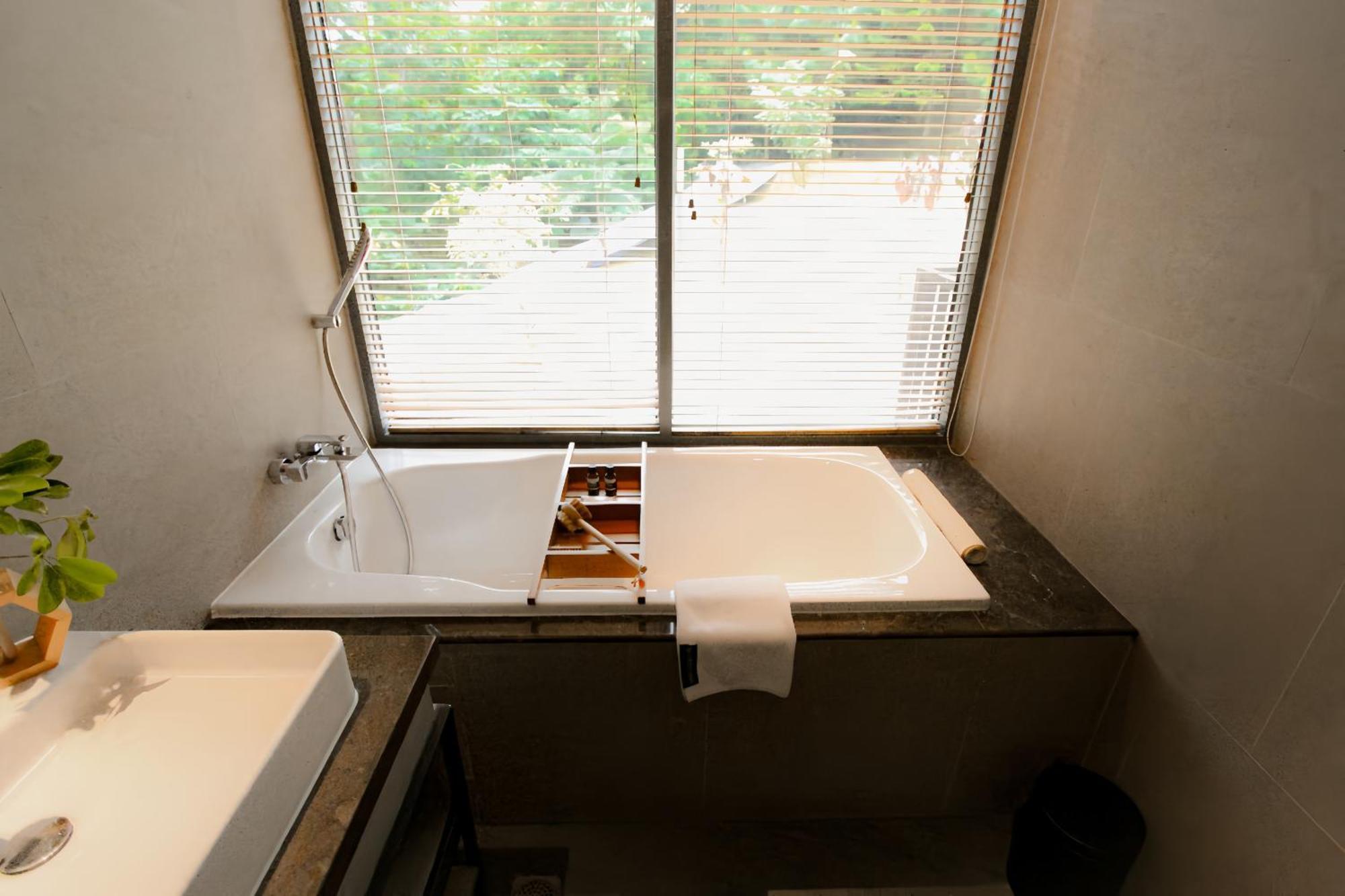 The Botanica Sanctuary Hotel Пунсак Стая снимка A bathtub