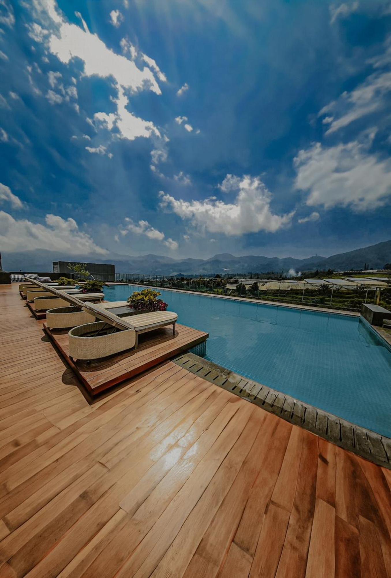 The Botanica Sanctuary Hotel Пунсак Екстериор снимка Rooftop pool at the hotel