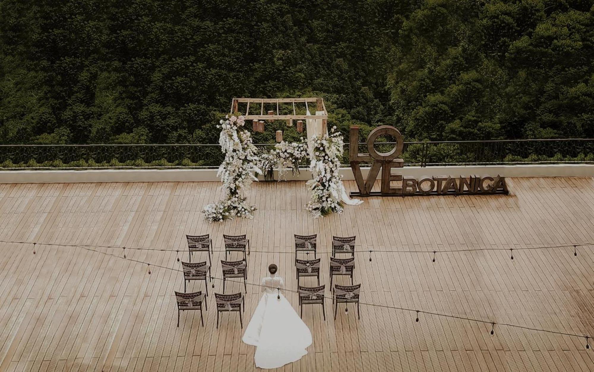 The Botanica Sanctuary Hotel Пунсак Екстериор снимка Wedding ceremony at the top of the observation tower